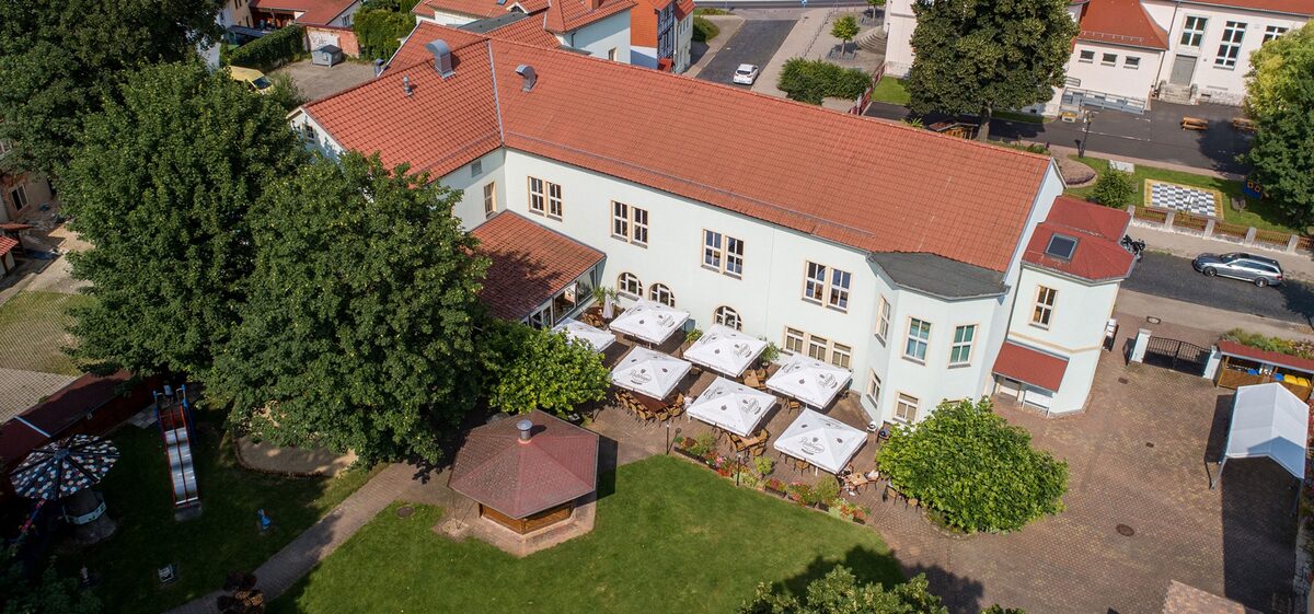 Luftaufnahme des Logenhauses mit Haus und Garten